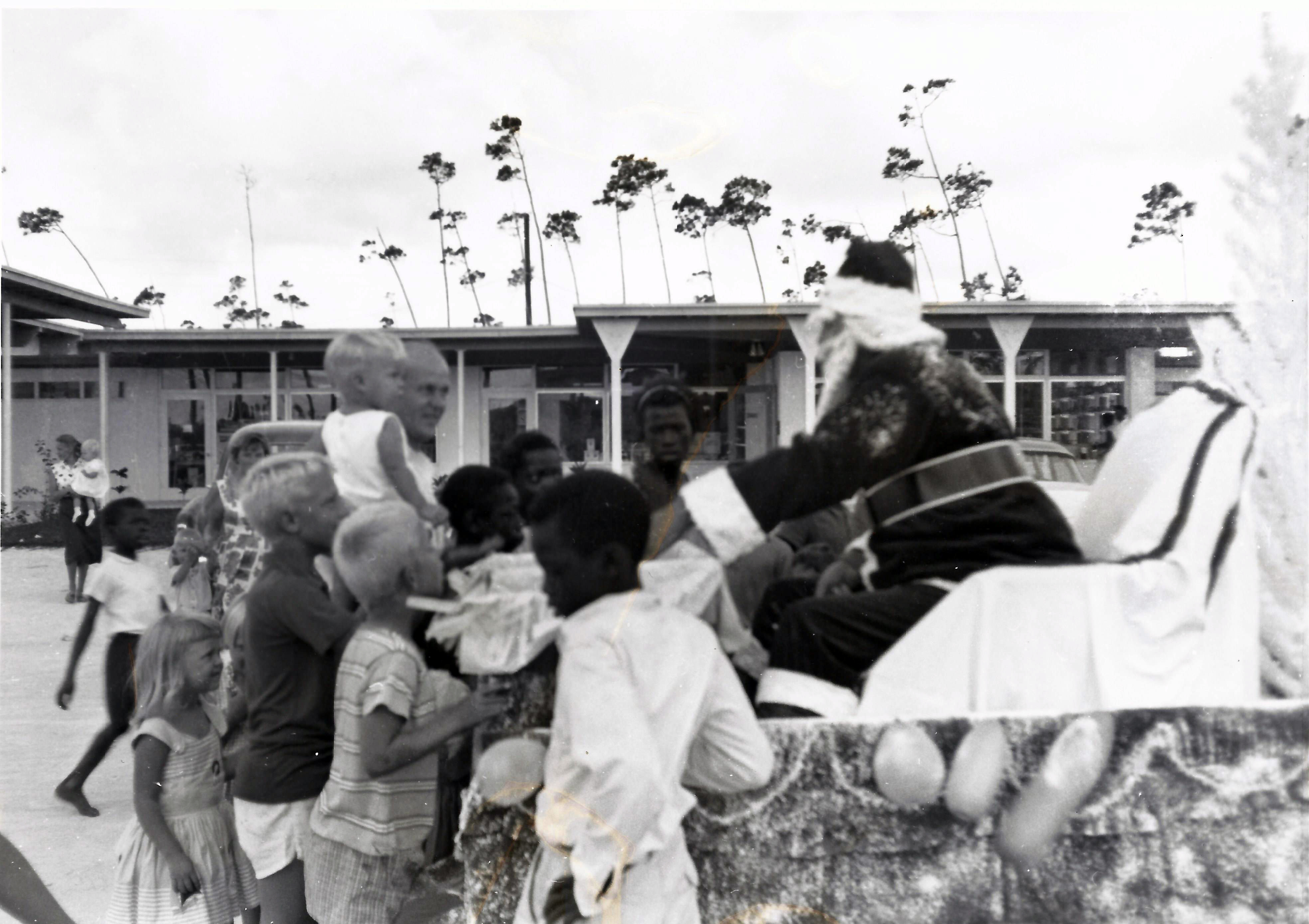 Santa Claus arriving at Freeport Airport, 1960'a